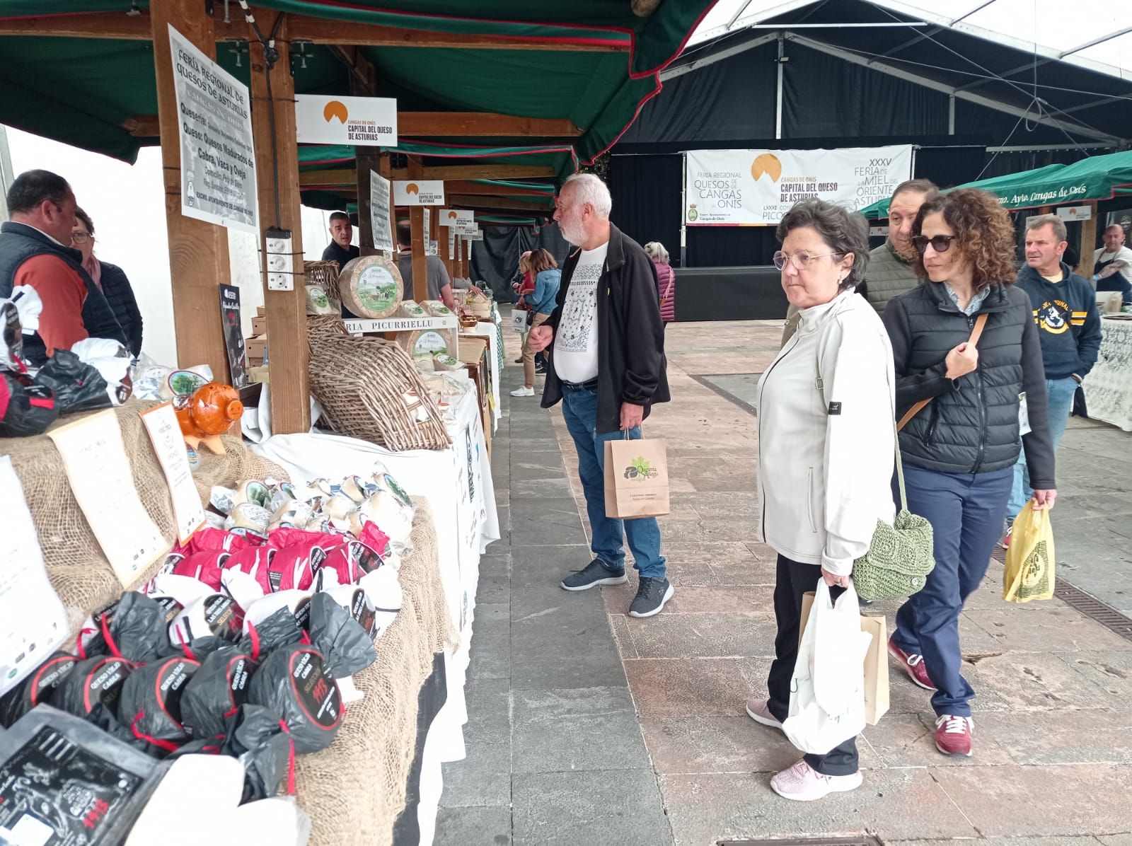 Cangas de Onís se da al queso: todas las imágenes de la feria regional en la capital del concejo