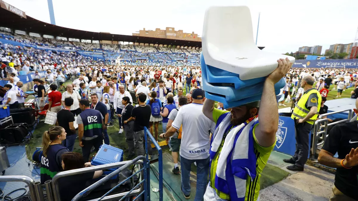 El curioso viaje de los asientos de la vieja Romareda... ¡8.000 butacas donadas a pueblos!