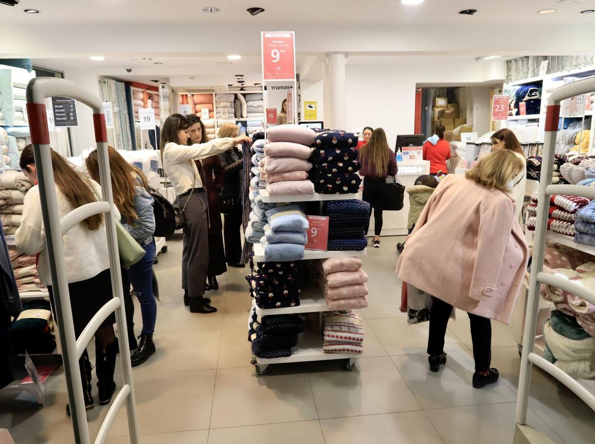 Clientas en un comercio delcentro de Murcia, con las rebajas inauguradas.  juan carlos caval