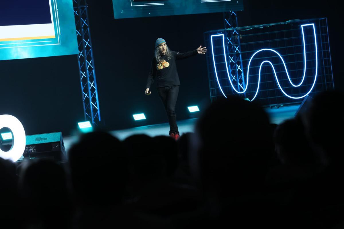 Chema Alonso, hacker ético, durante su conferencia en The Wave 2026.