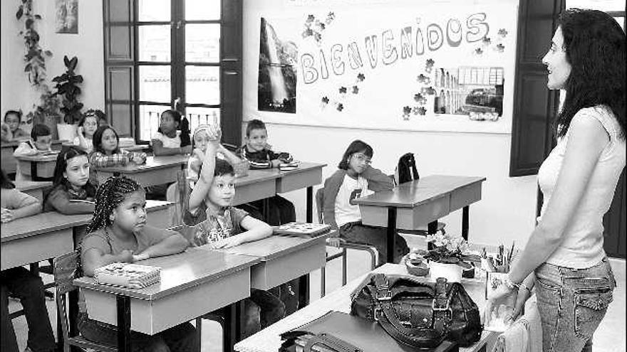 Los niños del colegio Divina Providencia durante la charla de la monitora