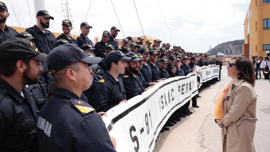 La ministra Margarita Robles, con las dotaciones de los submarinos S-81 y S-82