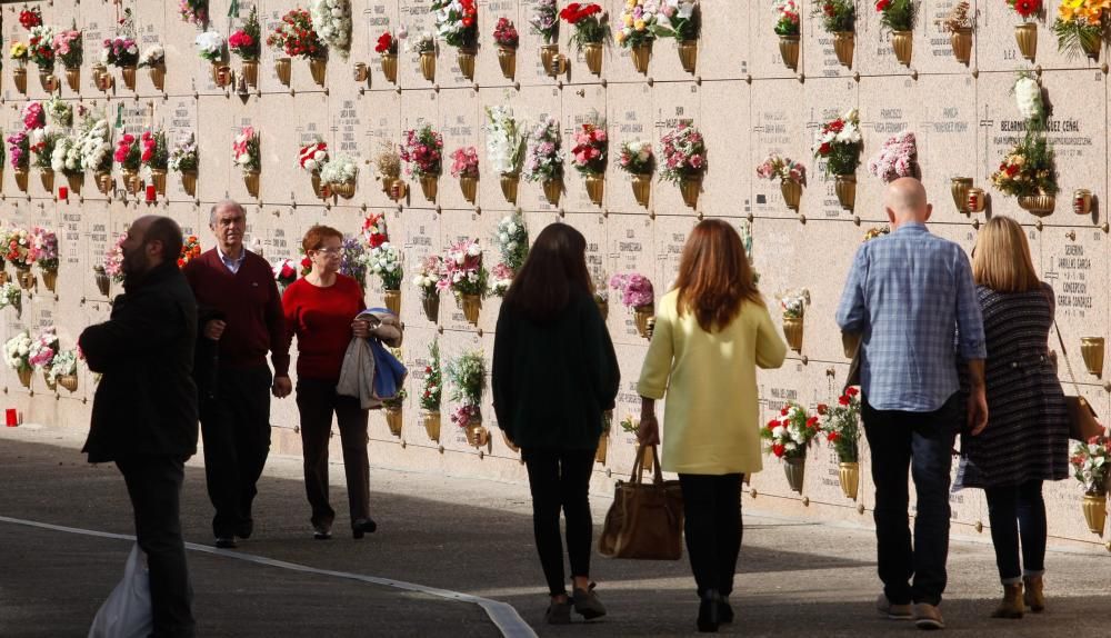 Día de difuntos en el cementerio de Deva