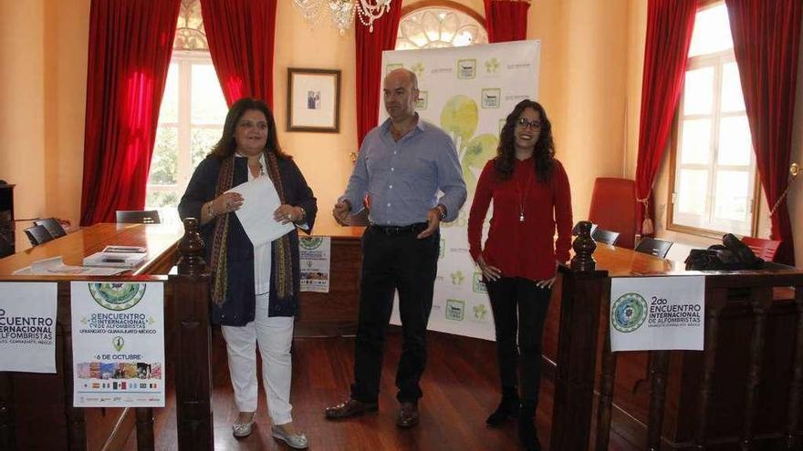 La presidenta de los alfombristas, Carmen Santos; el alcalde, Félix Juncal; y la edil de Turismo, Silvia Carballo, ayer en la recepción en el salón de plenos. // Santos Álvarez