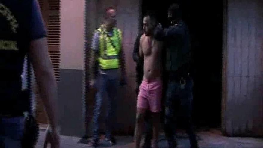 Guardias civiles trasladan a uno de los detenidos durante la operación antidroga.