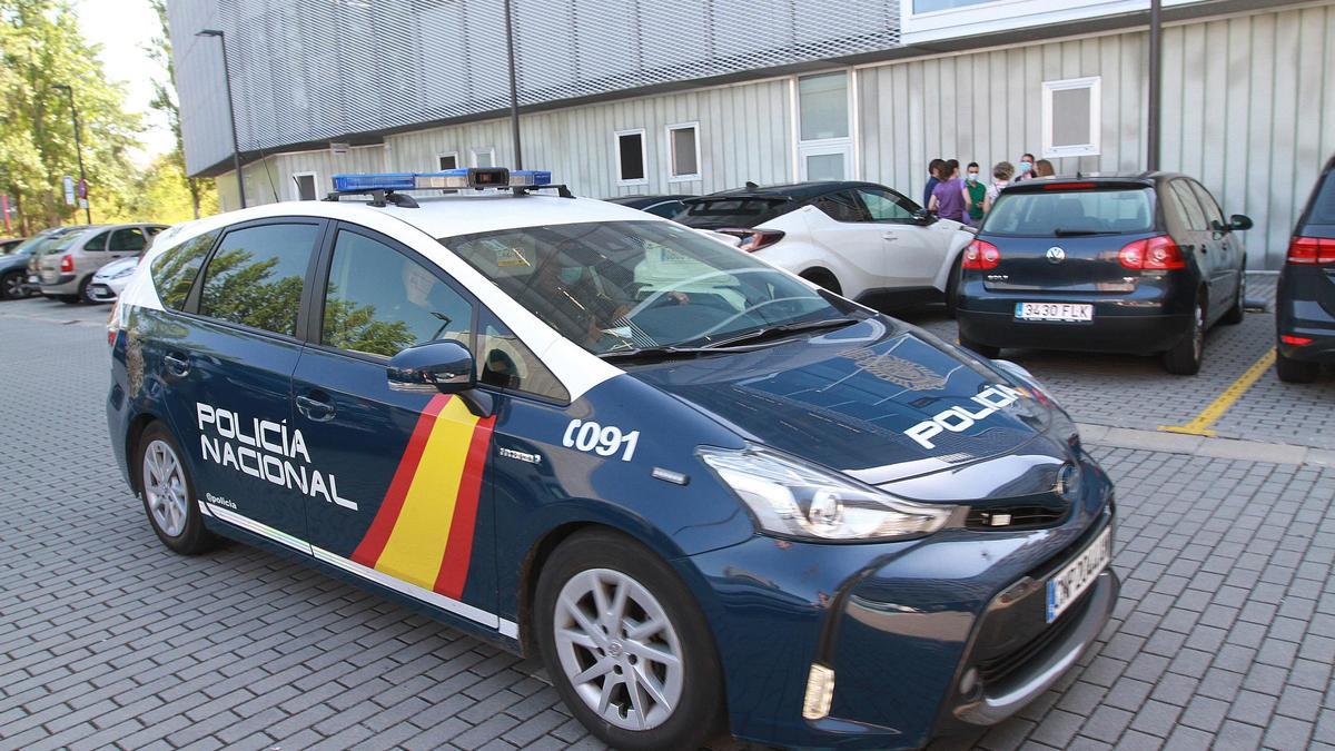 Un coche de la Policía en las inmediaciones del juzgado de Ourense, en una imagen de archivo.