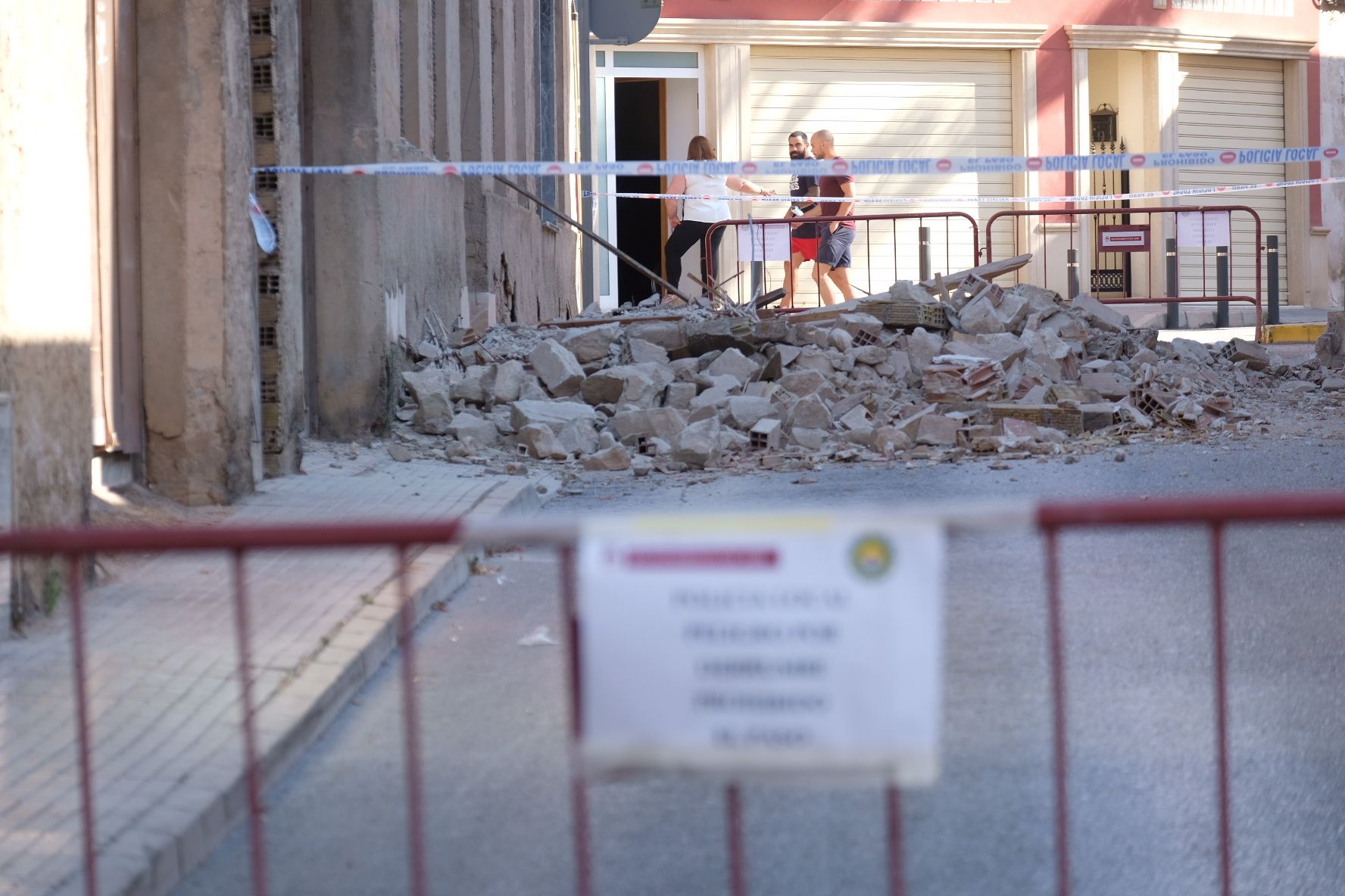 Galería derrumbe de la fachada de una vivienda calle Miguel Hernández Aspe