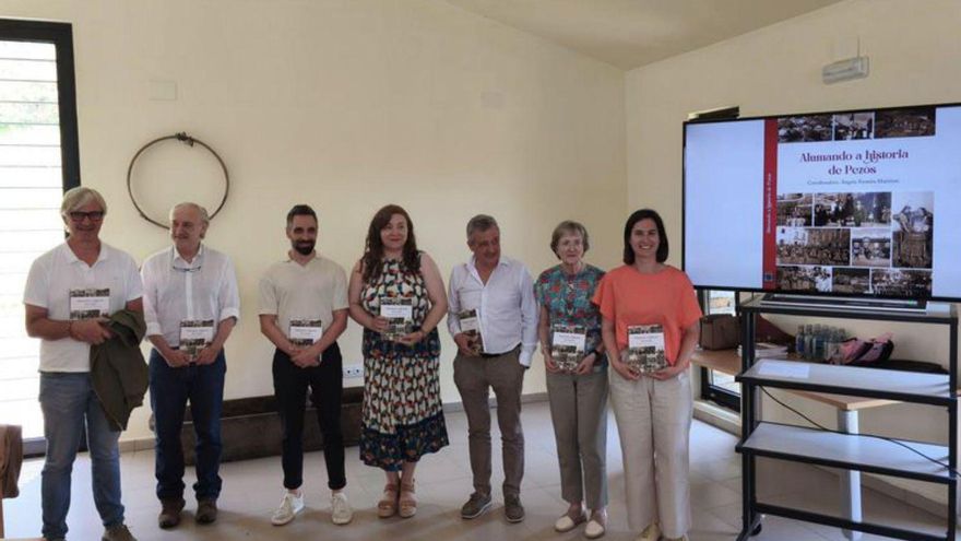 Por la izquierda, Marcos Niño, Ángel Villa, Valentín Arrieta, Ángela Ferreira, Xuan Pedrayes, María del Carmen Baldonedo y la alcaldesa, Lucía Villanueva.