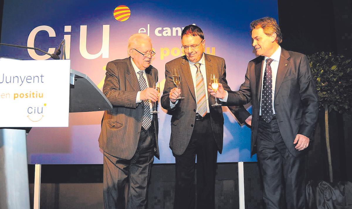 Presentació de la candidatura a l'alcaldia de Manresa de Valentí Junyent per CiU. D'esquerra a dreta: Juli Sanclimens, Valentí Junyent i Artur Mas