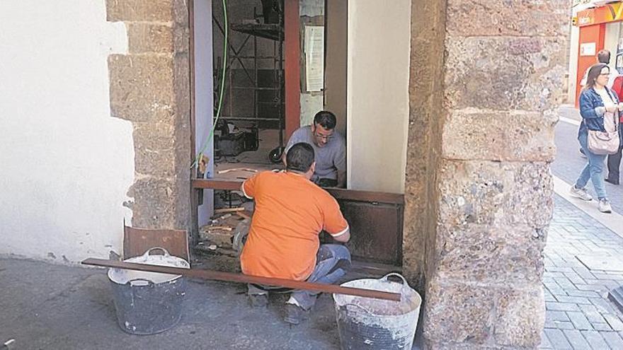 Retoman las obras para una tienda en el Hostal del Rei