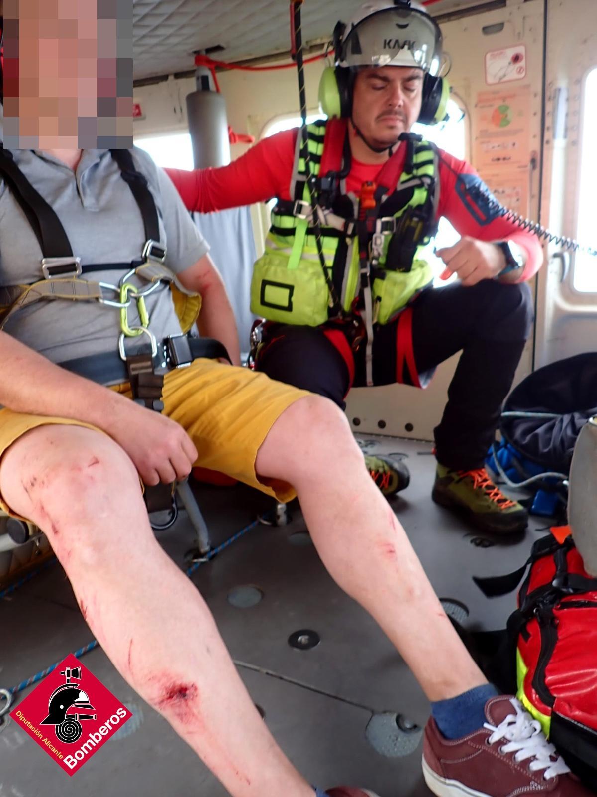 El herido, ya en el helicóptero de rescate