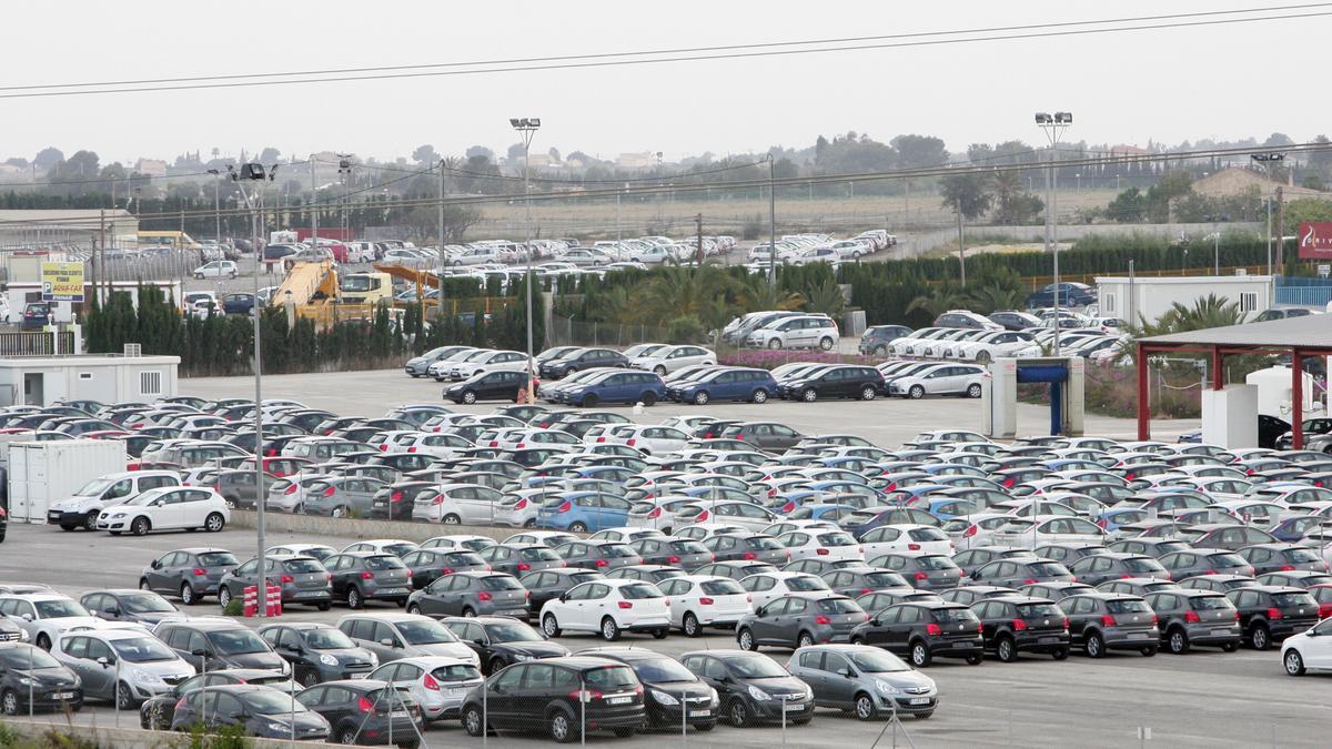 Una imagen de vehiculos en las inmediaciones del aeropuerto de El Altet