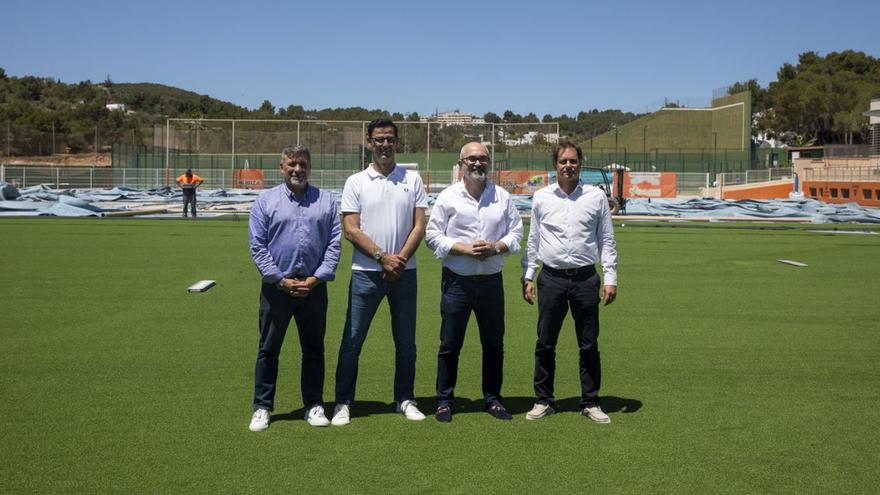 El Ayuntamiento de Sant Josep presenta un nuevo césped sostenible en el campo de fútbol municipal