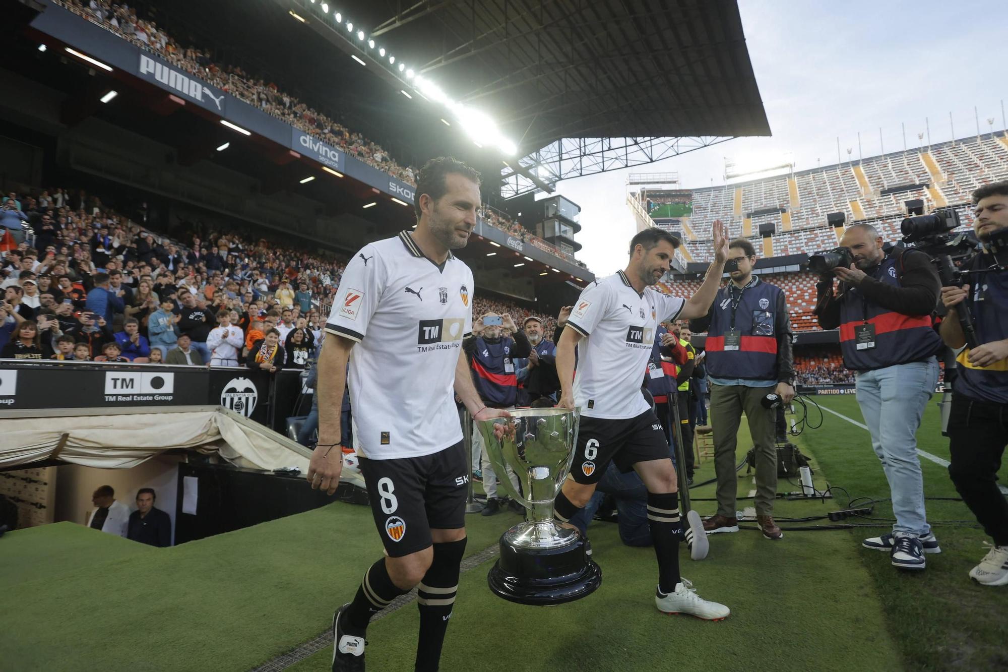 ¡Qué recuerdos! Las fotos del homenaje al Valencia del Triplete