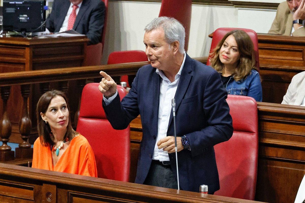 Sebastián Franquis, durante su intervención, observado por Nira Fierro.