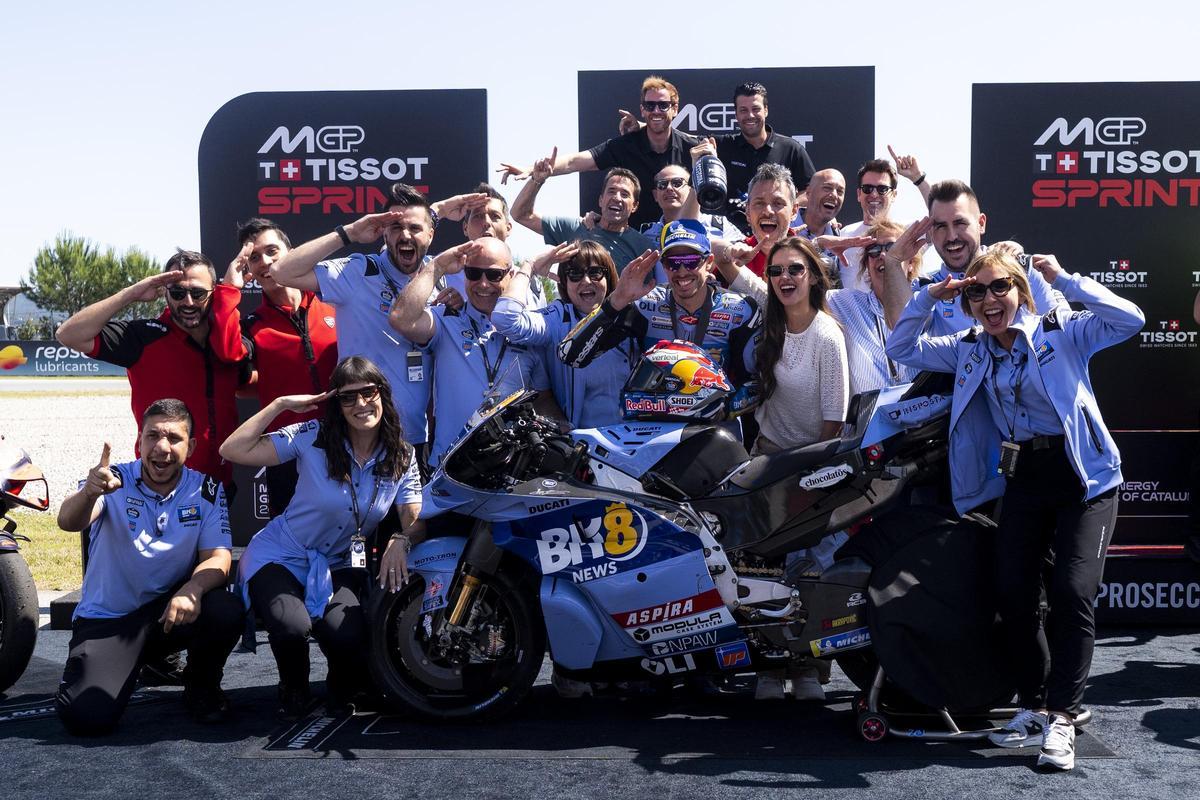 Àlex Márquez celebra su victoria de hoy, en Montmeló, con el Gresini Racing Team Ducati.