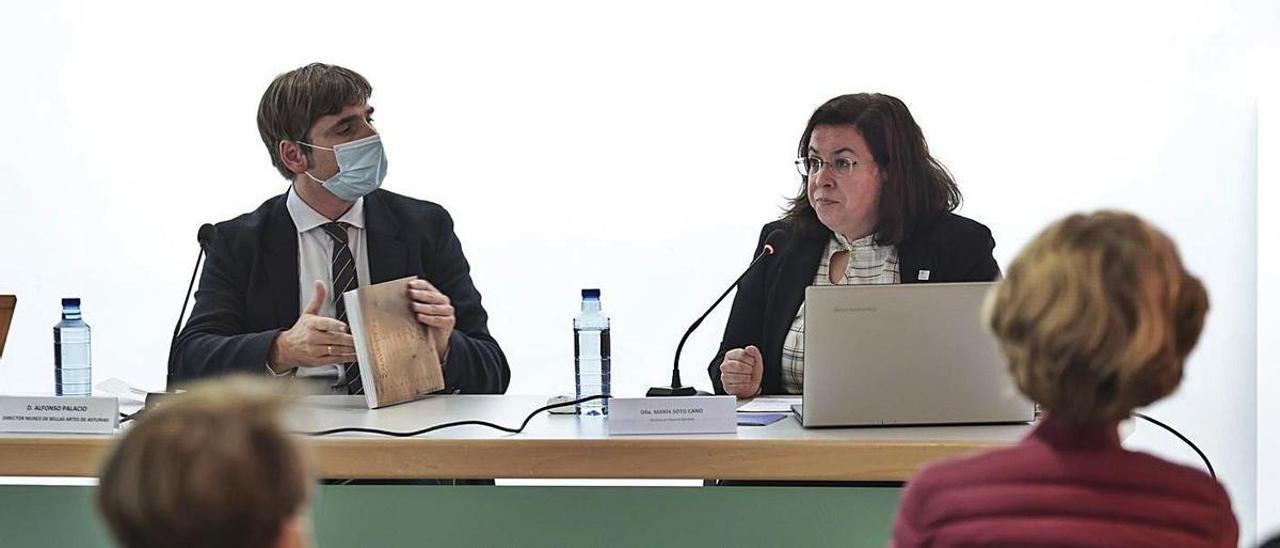 Alfonso Palacio y María Soto, ayer, en la presentación del catálogo de Navascués. | Irma Collín