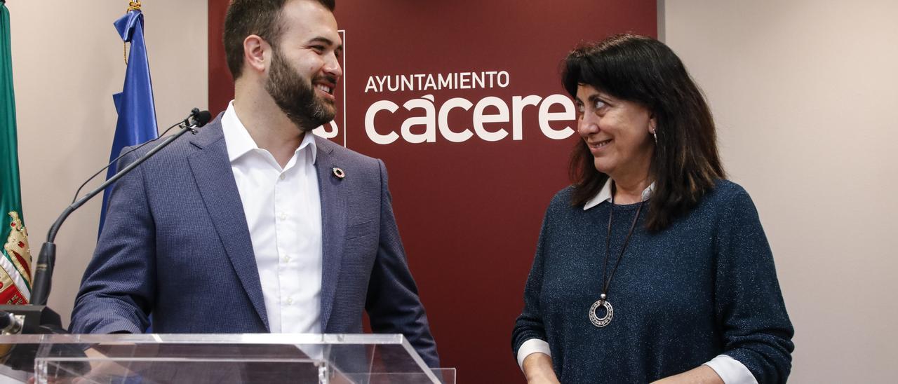 Salaya y López, en abril, cuando se informó del acuerdo del presupuesto.