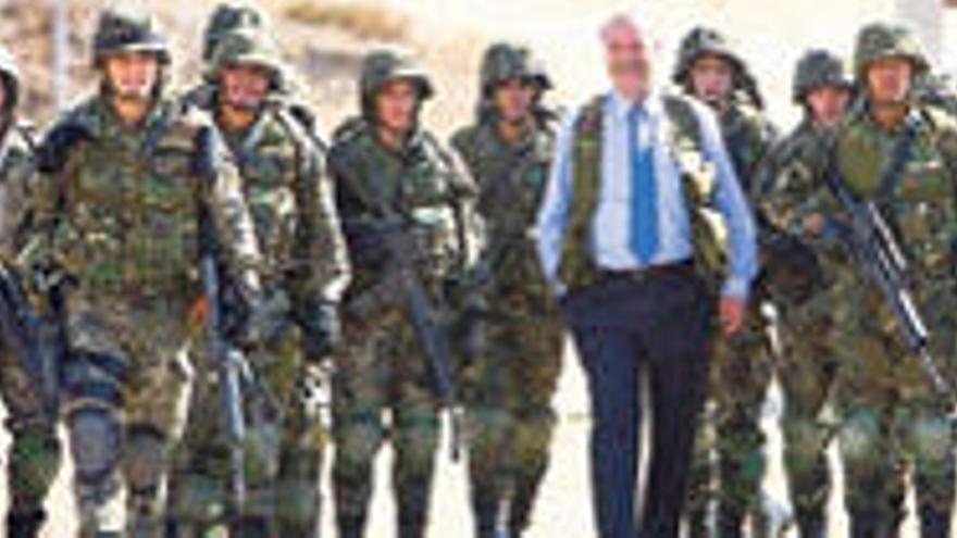 Vicente del Bosque, entre soldados del Ejército de Tierra