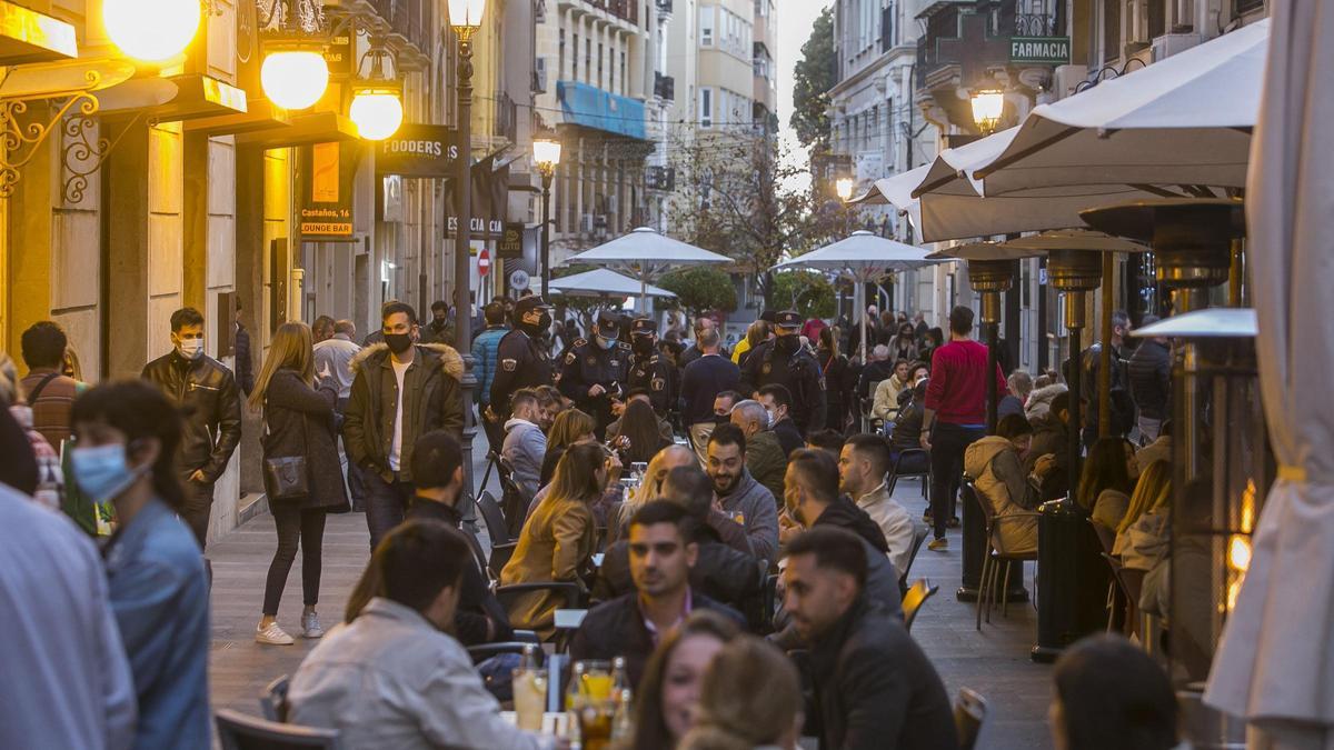 Fotografía de archivo de terrazas de pubs en Castaños, en Alicante.