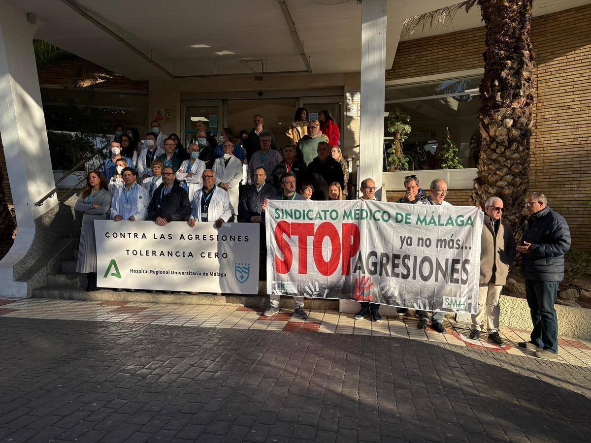 Concentración de médicos en el Hospital Regional de Málaga para condenar la agresión