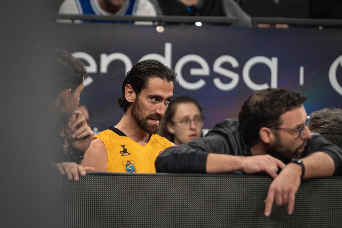 Joan Sastre, en el banquillo del Roig Arena, tras su lesión.