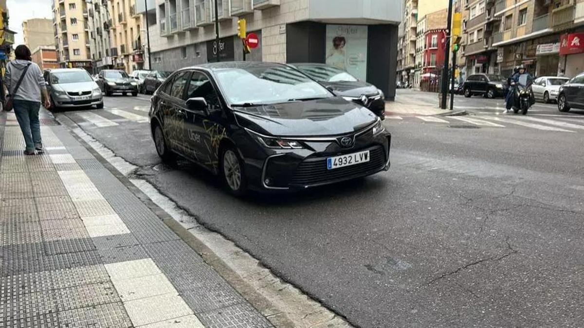 Un Uber en Zaragoza, a su paso por la calle Hernán Cortés en dirección a la puerta del Carmen.