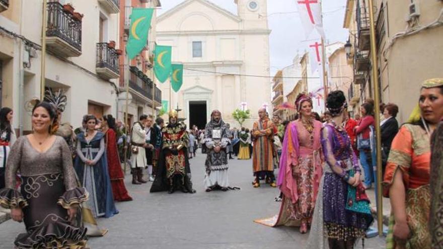 Las abanderadas y los capitanes saliendo de la iglesia para asistir al desayuno festero.