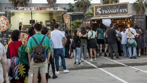 Colas en los puestos de comida a la hora de la cena en la primera jornada del Primavera Sound 2023 