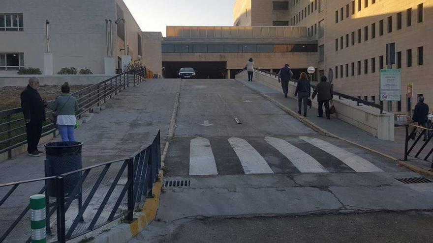 El hospital Reina Sofía reabre su calle cubierta al tráfico de vehículos y personas