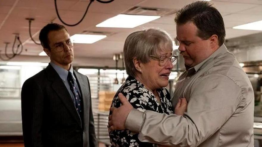 Sam Rockwell, Kathy Bates y Paul Walter Hauser en Richard Jewell (Clint Eastwood, 2019)