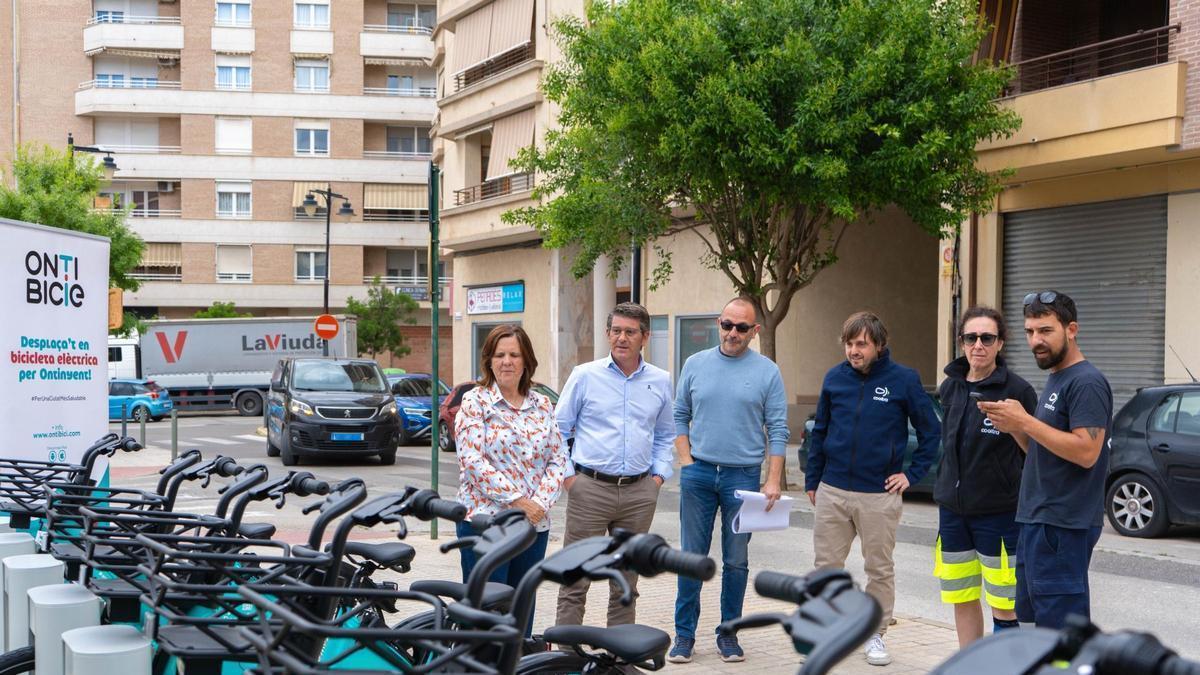 Asistentes a la presentación del nuevo servicio de préstamos de bicicletas eléctricas de Ontinyent.