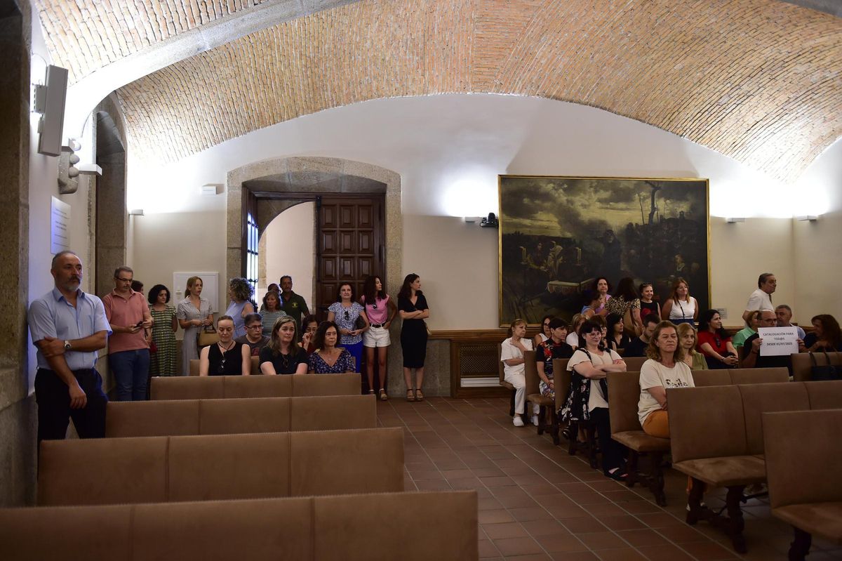 Protesta de trabajadores del Ayuntamiento de Plasencia en el pleno.