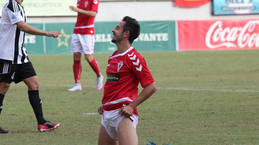 Carlos Álvarez se lamenta tras fallar una ocasión el domingo ante la Balompédica Linense.