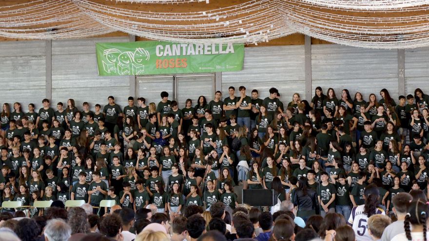 Prop de 350 estudiants canten cançons de rock català per conscienciar sobre el canvi climàtic, a Roses