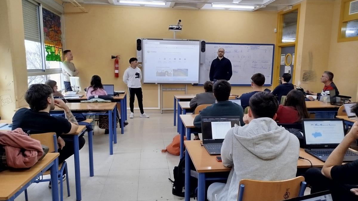 Charla ofrecida por dos exalumnos en el IES El Tablero.