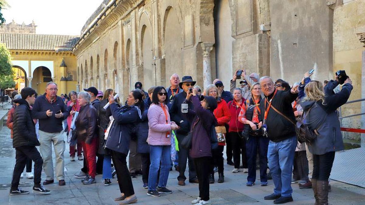 Ambiente en el Patio de los Naranjos este lunes del puente del Día de Andalucía.