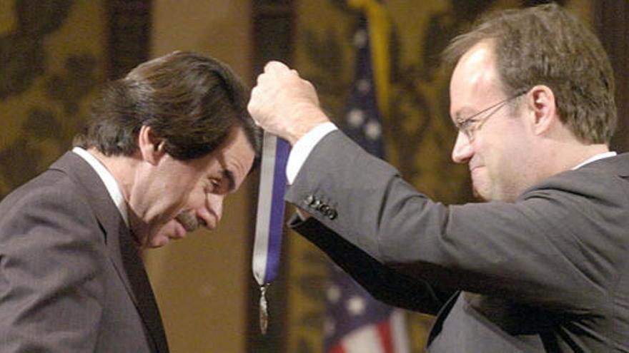 Aznar recibió la medalla del Congreso de EE UU en 2004.