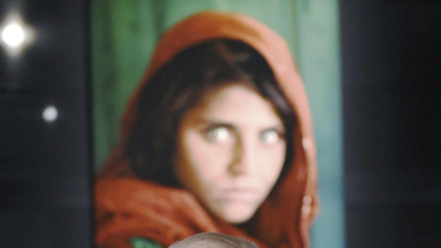 Steve McCurry, delante del retrato de Sharbat Gula. // FdV