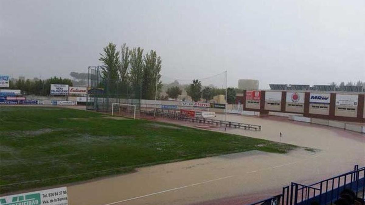 Este es el aspecto que presentaba el campo del CF Villanovense este domingo...