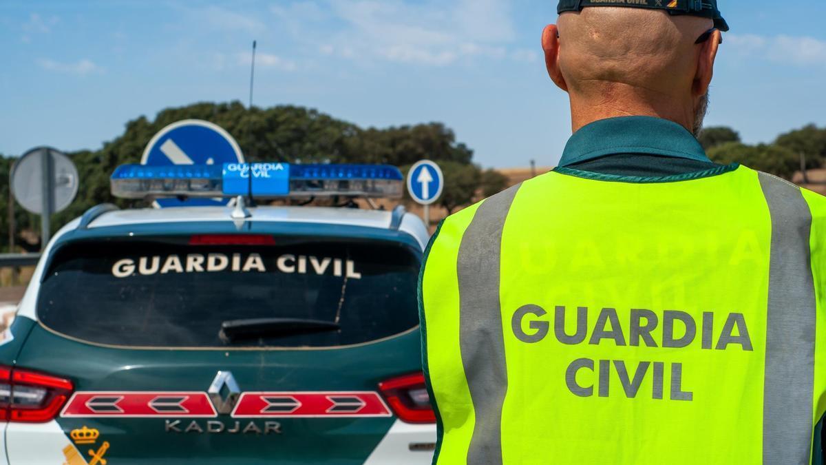 Un agente de la Guardia Civil de Tráfico durante un control de velocidad.