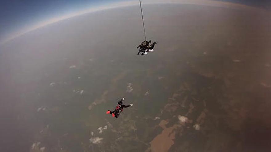 Szenen aus dem Leben des wohl ersten Weltraumkünstlers der Welt: Michael Najjar 2014 beim Training im freien Fall über den USA ...