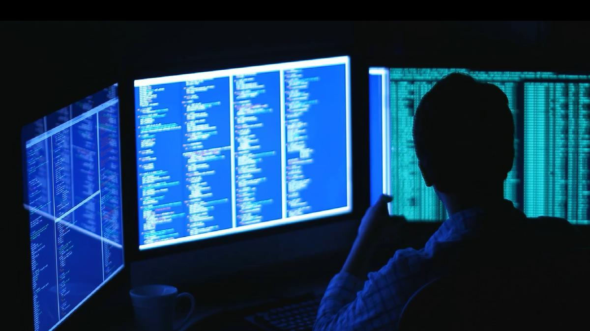 Un operador de Indra con pantallas del Cyber Range desarrollado por la compañía