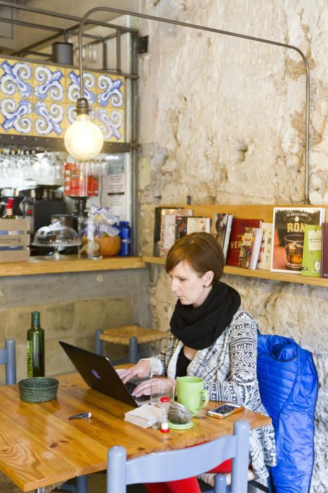 Qué hay de nuevo. Bibliocafe Nuez en la Plaza del Mercat.