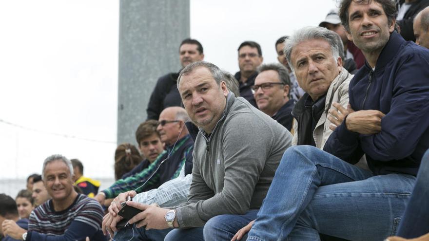 Miguel Ángel Ramírez, ayer, durante el partido de Las Palmas Atlético en el Anexo junto a Valerón.