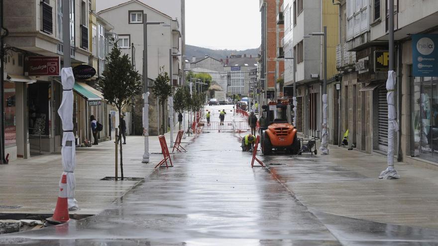 Obras de humanización en una calle de Silleda. |   // BERNABÉ/JAVIER LALÍN