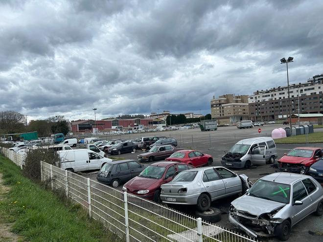 Coches abandonados y destrozados en el depósito municipal de Siero