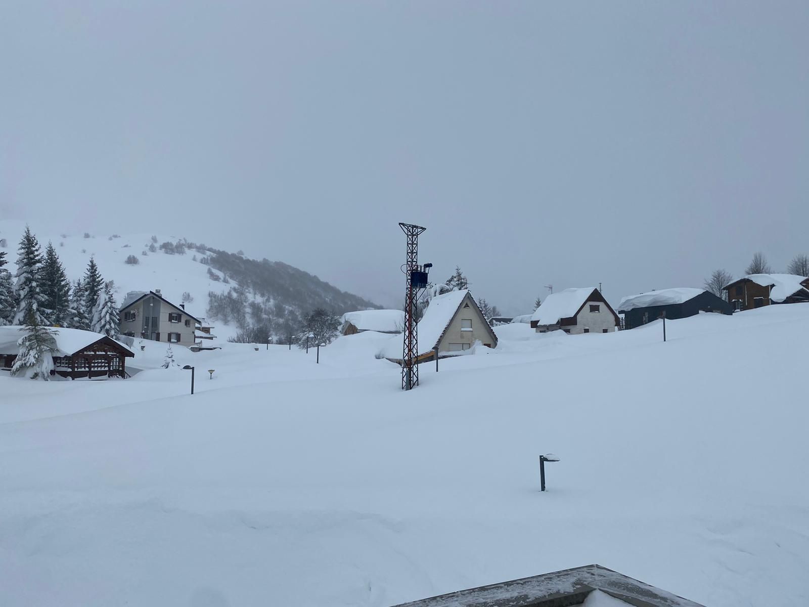 Más de dos metros de nieve: así se enfrentan los vecinos de Aller al temporal