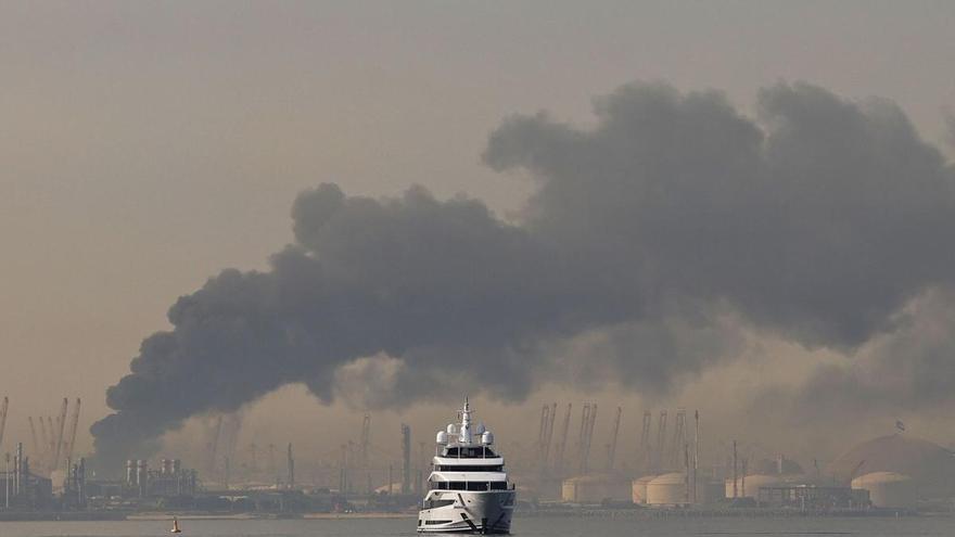 El cierre oficioso del estrecho de Ormuz y las cancelaciones de vuelos golpean a las economías de Oriente Próximo