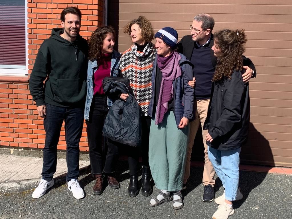 Ana Baneira y su familia a su llegada a Compostela